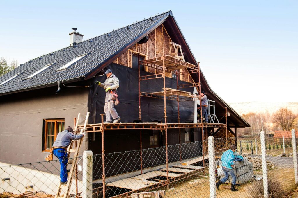 Práce na fasáde rodinného domu s využitím lešenia