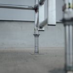 Detail nastaviteľnej závitovej nohy lešenia pri podlahe