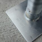 Detail kovovej základovej platne pod zvislou rúrkou lešenia