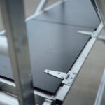 Pojazdné hliníkové lešenie s pracovnou plošinou pri fasáde budovy
