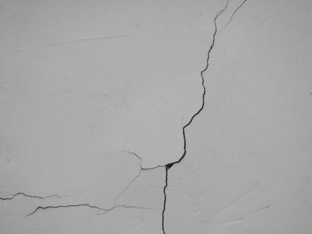 Detail praskliny na stene alebo omietke