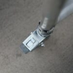 Detail nastaviteľnej pätky lešenia s kovovou základovou platňou