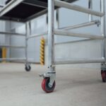 Detail kolieska pojazdného lešenia s brzdovým mechanizmom